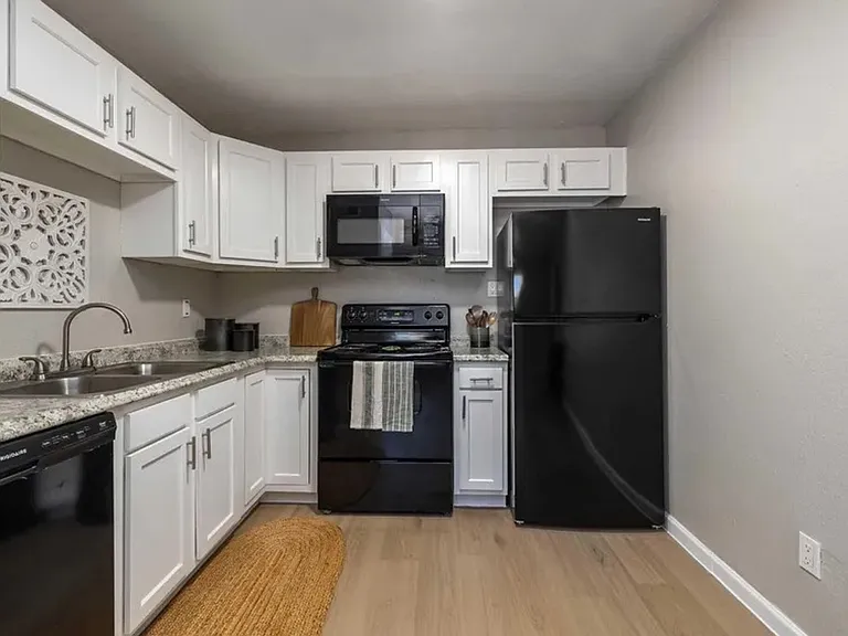 Westside Commons - Beautiful One and Two Bedroom Available NOW! - ONE MONTH FREE!! — Photo 38