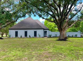 5 Colony Dr, Angleton, TX 77515