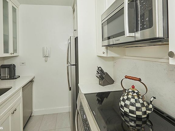 5th image of 166 E 63rd St APT 6K