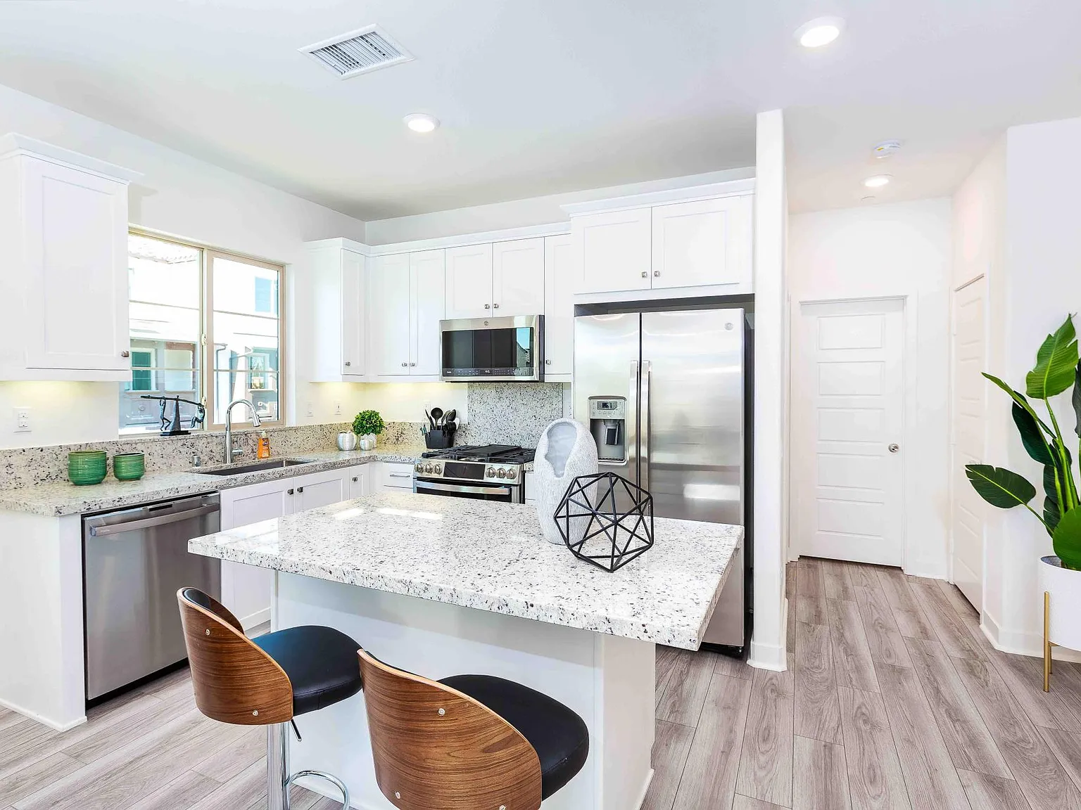 4 bed, 1626 sqft, $6,600 — Photo 3