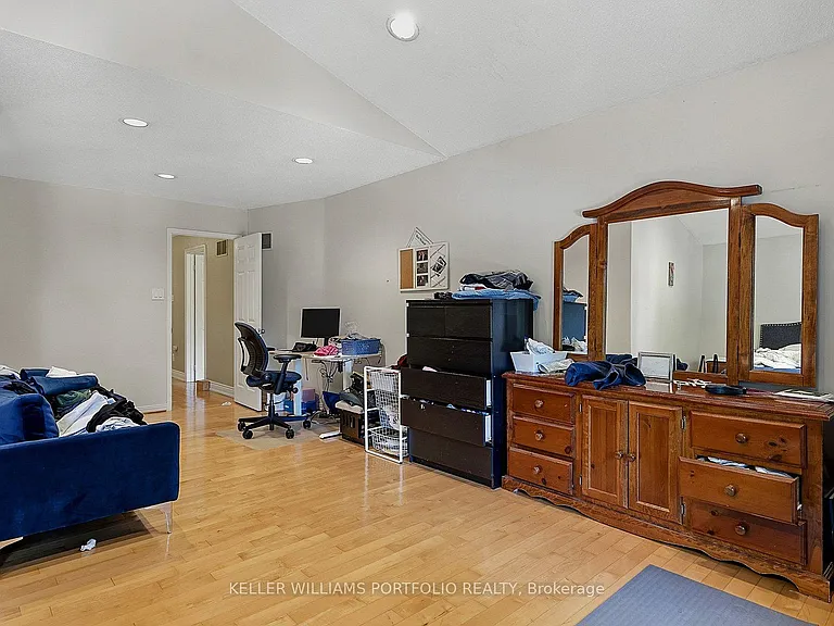 73 Jessica Gdns — Photo 26