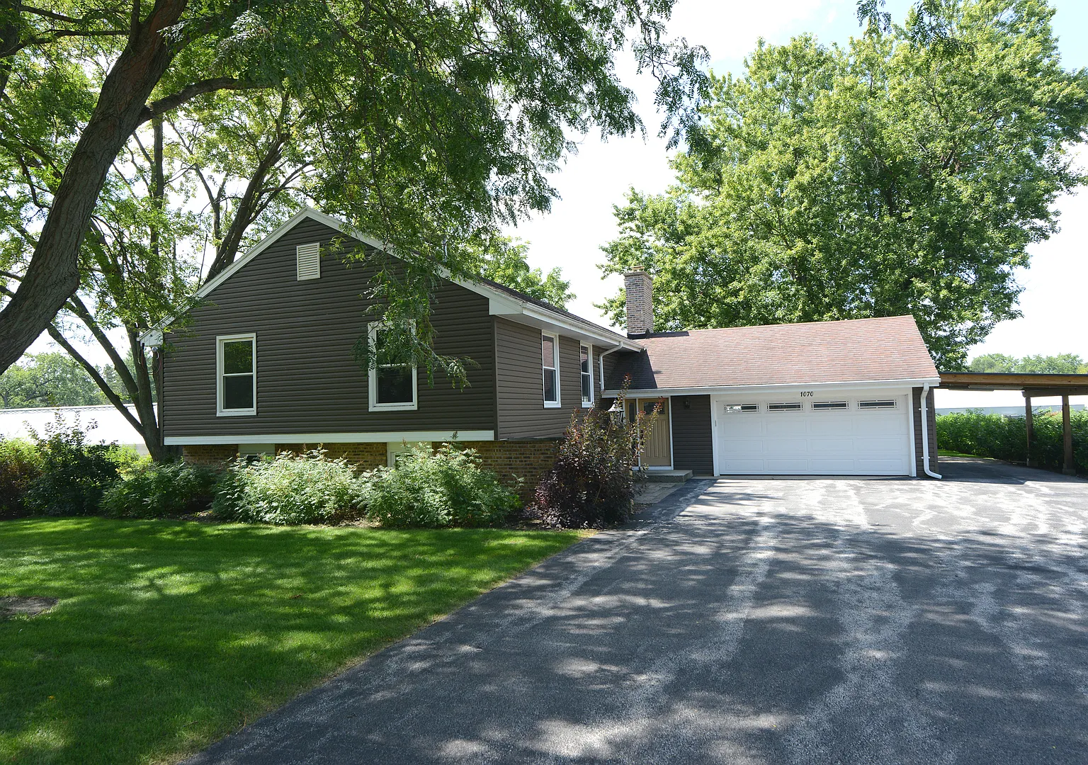 3 bed, 3.0 bath, 2576 sqft, $3,200 — Photo 1