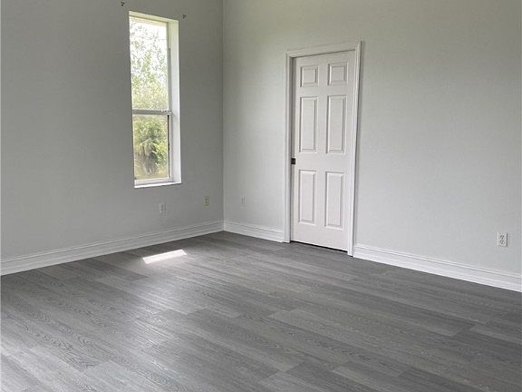 5th image of 885 39th Ave NW