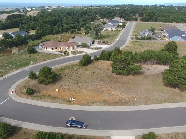 2776 Lincoln Ave SW, Bandon, OR 97411