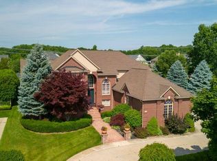 49427 Golden Lake Dr, Utica, MI 48315
