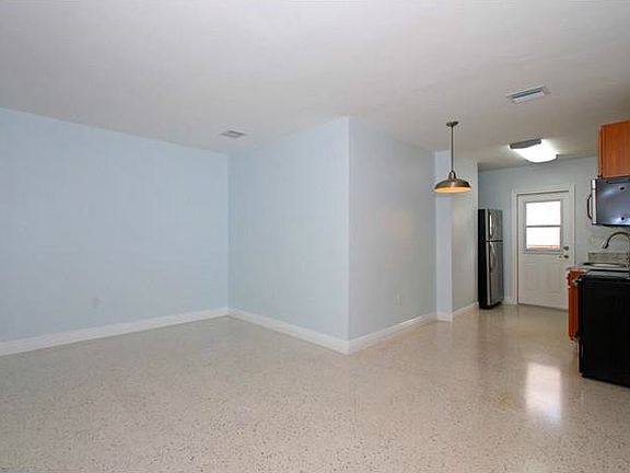4th image of 10 NE 49th St #12