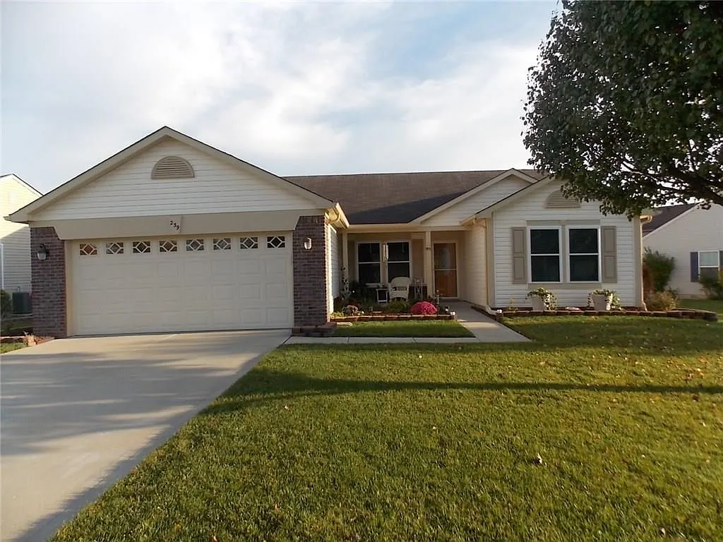 239 Pineview Dr photo 1