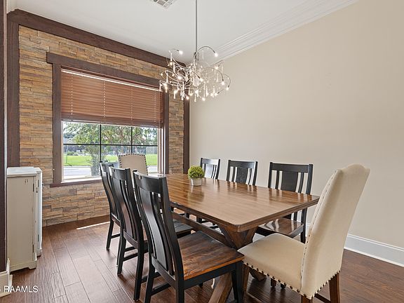 3rd image of 104 La Villa Cir