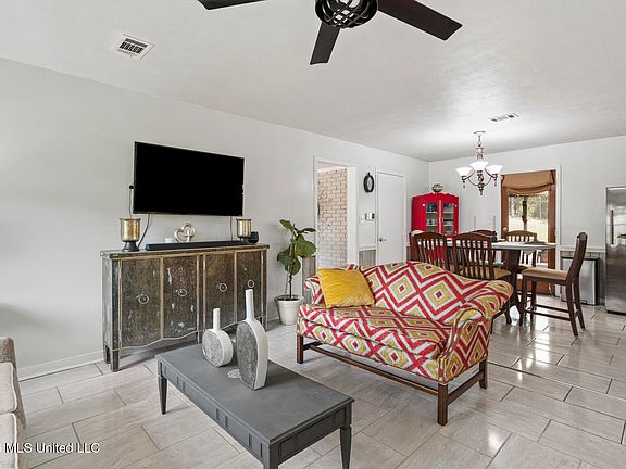 5th image of 134 Brookwood Dr