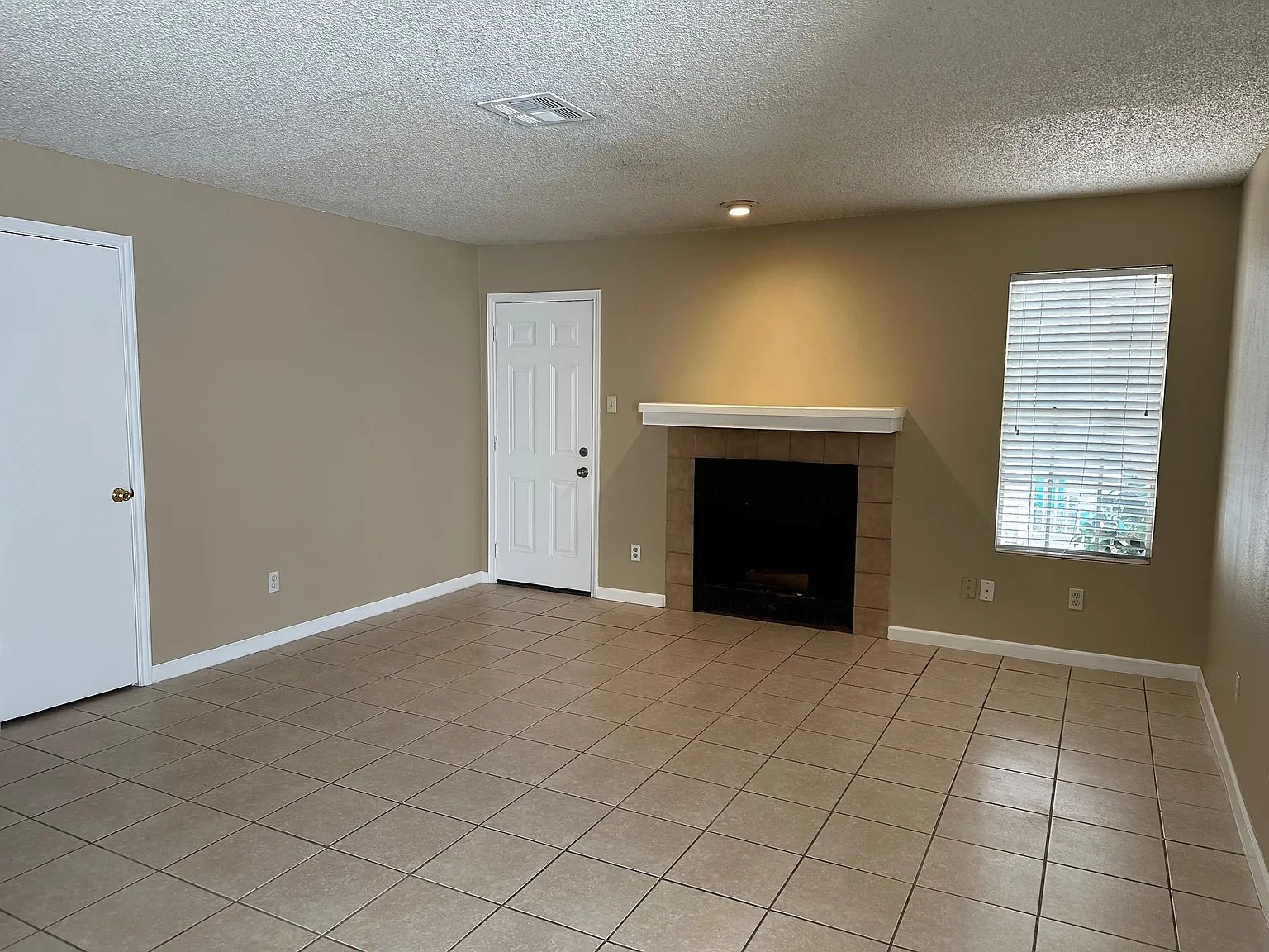2 bed, 2.0 bath, 4678 sqft, $1,495 — Photo 2
