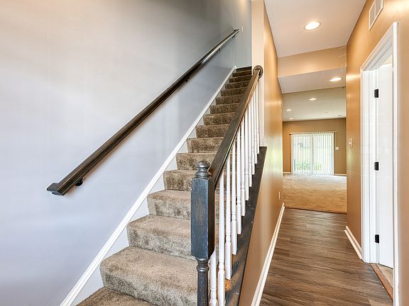 3rd image of 613 Ravenwood Dr