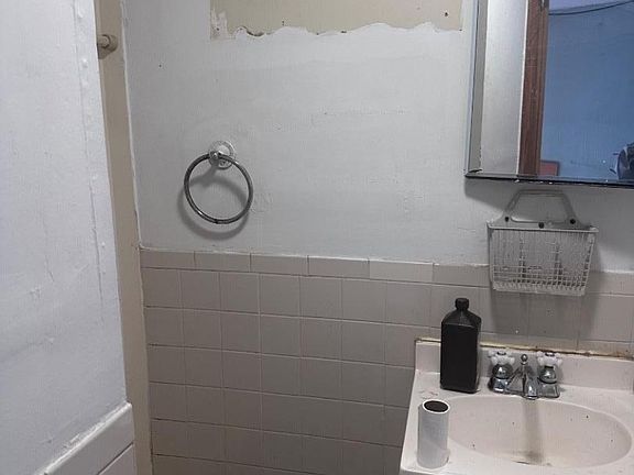 4th image of 152 Jacques St