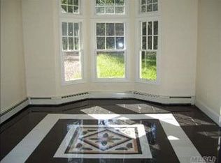 19 Old Tree Ln, Great Neck, NY 11024