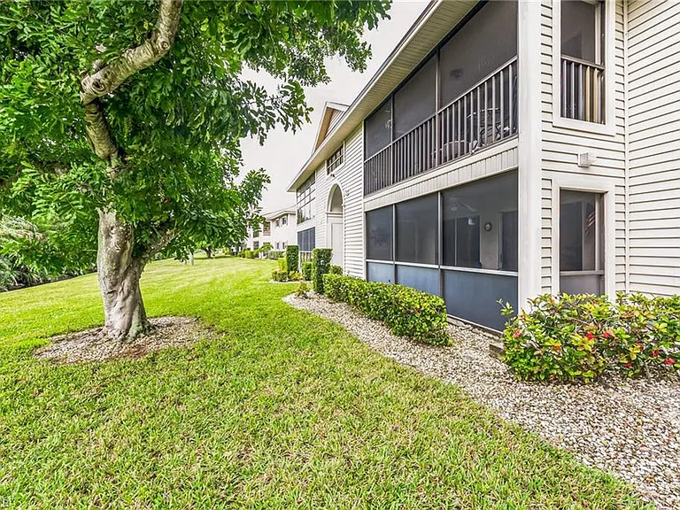 8081 S Woods Cir #10 — Photo 16
