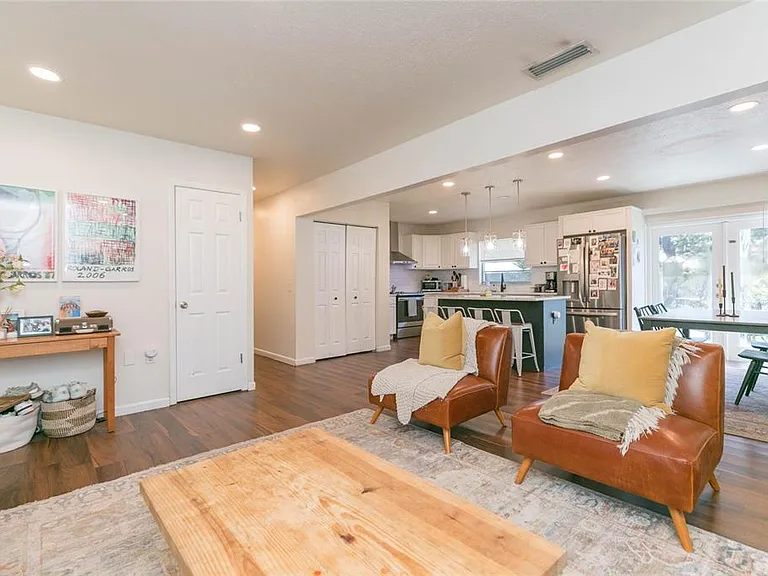 1612 Berkshire Dr — Photo 4
