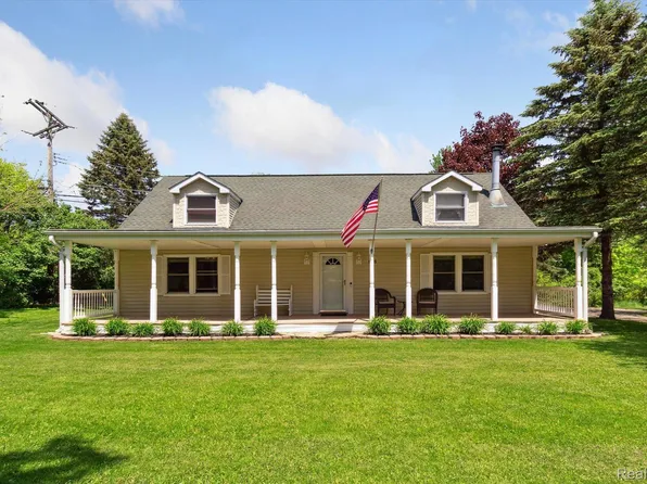 898 Rowland Rd, Leonard, MI 48367