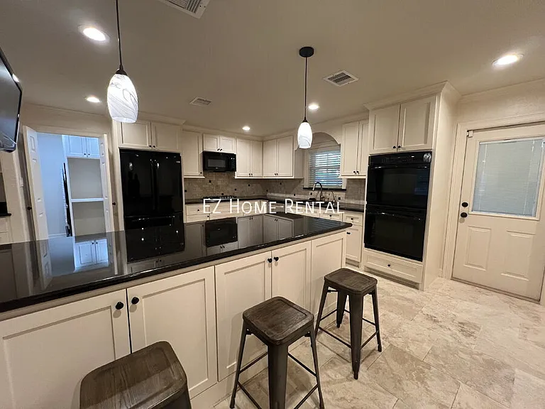 1014 Roxella St — Photo 9