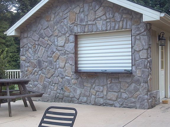 Pool house w/ half bath