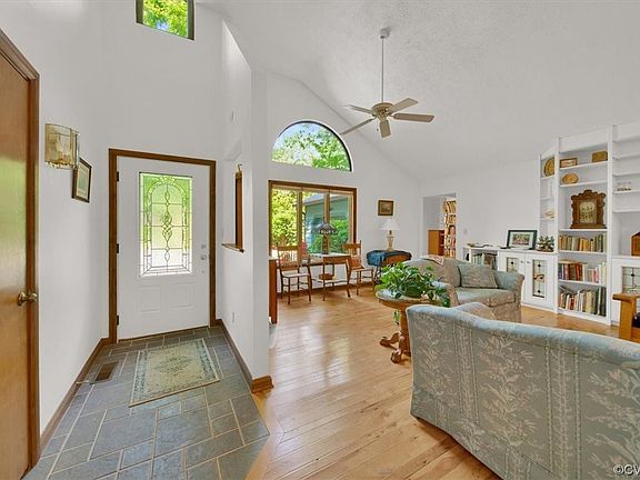5th image of 7 Deerwood Ln