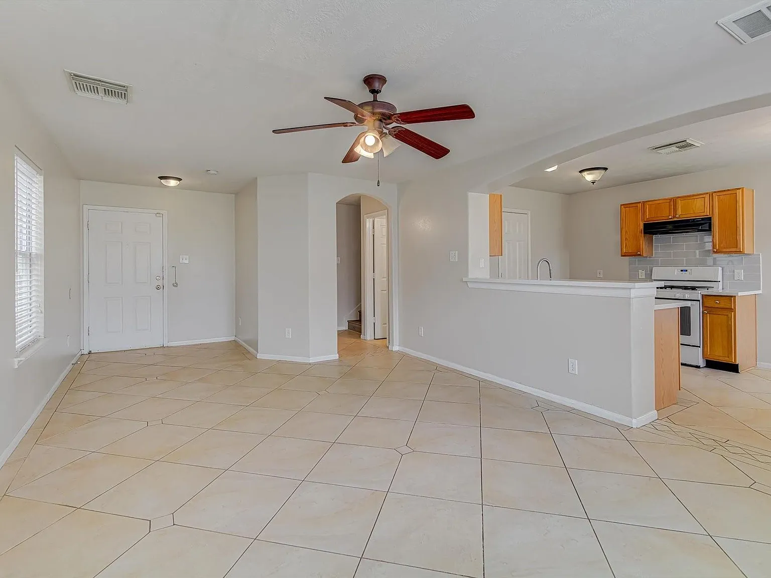 3 bed, 2.5 bath, 1684 sqft, $1,900 — Photo 4