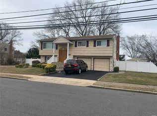 18 Westminster Ln, West Islip, NY 11795