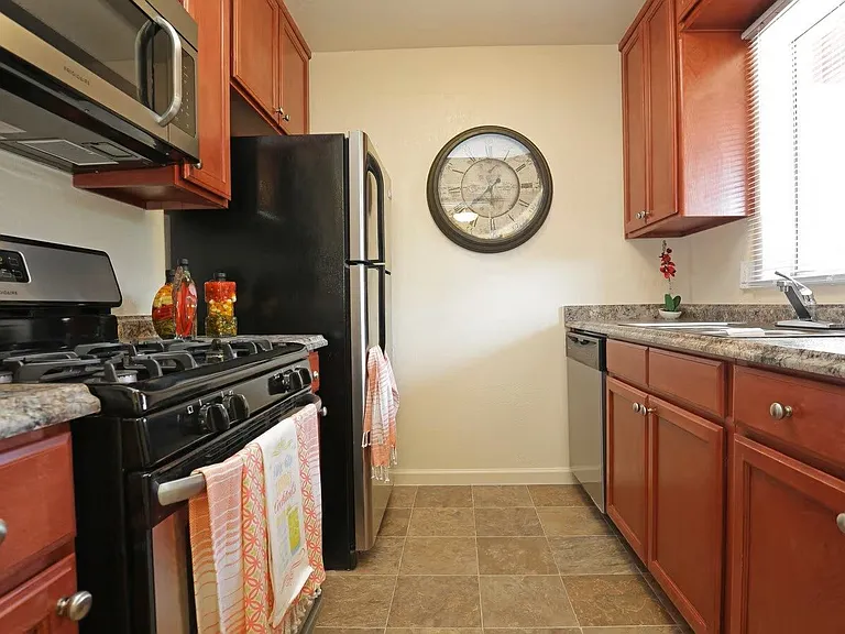 Vista Village Apartments — Photo 22