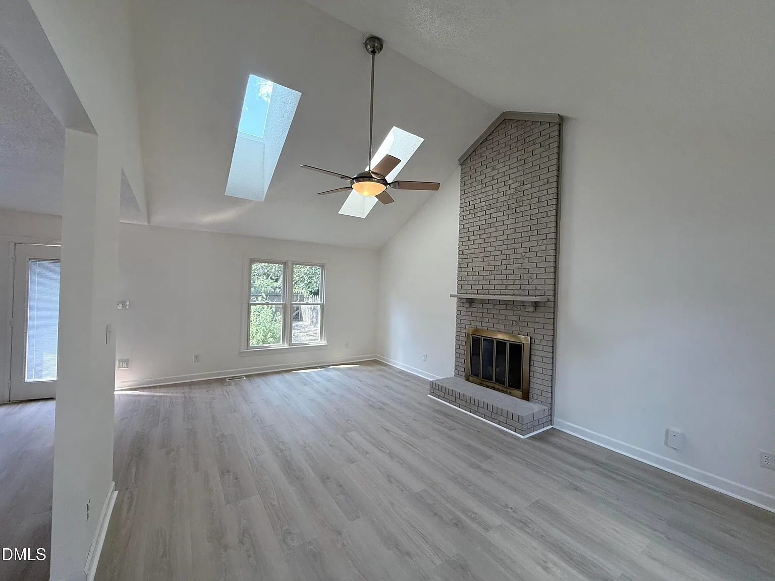 4 bed, 3.0 bath, $2,090 — Photo 2