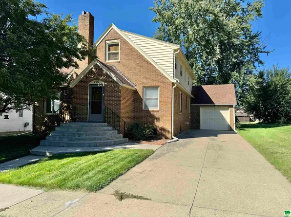 216 Geneseo St, Storm Lake, IA 50588