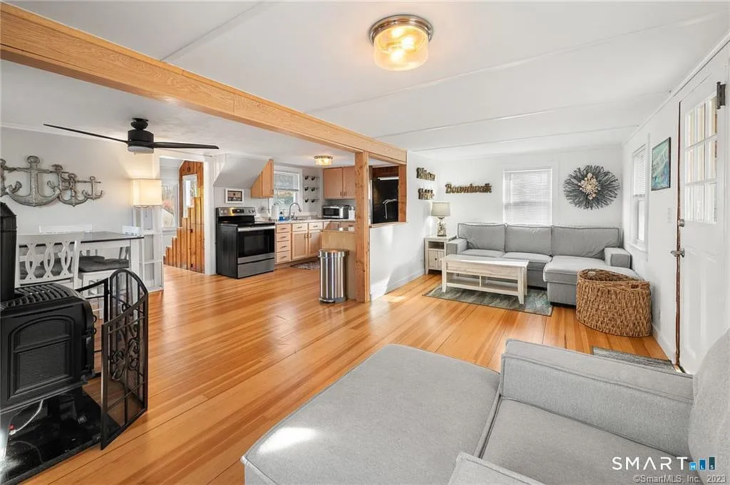 3 bed, 1.0 bath, 1008 sqft, $2,500 — Photo 2