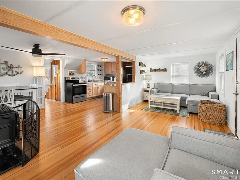 121 Shore Rd — Photo 2
