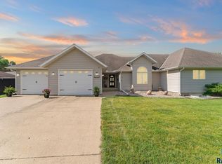 205 E Oak St, Beresford, SD 57004