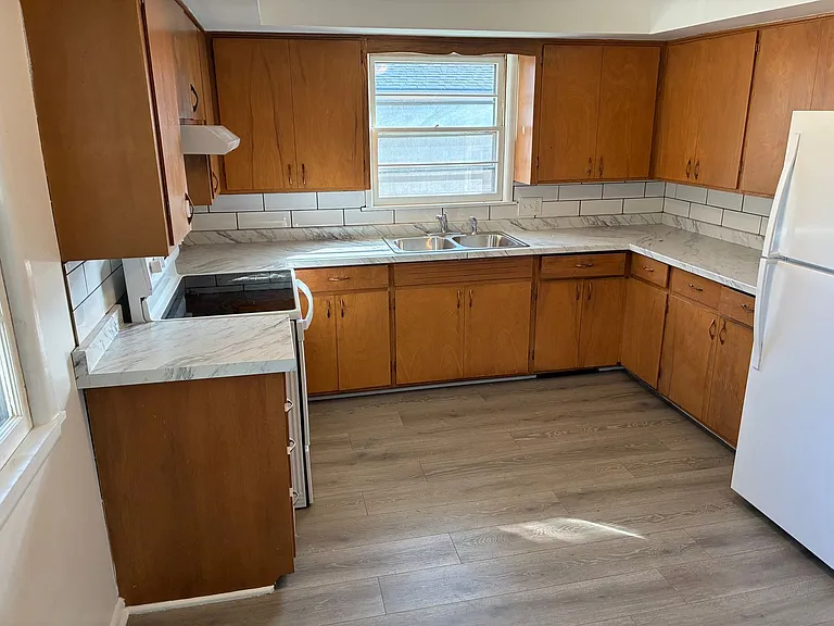 1361 E Elm St — Photo 13