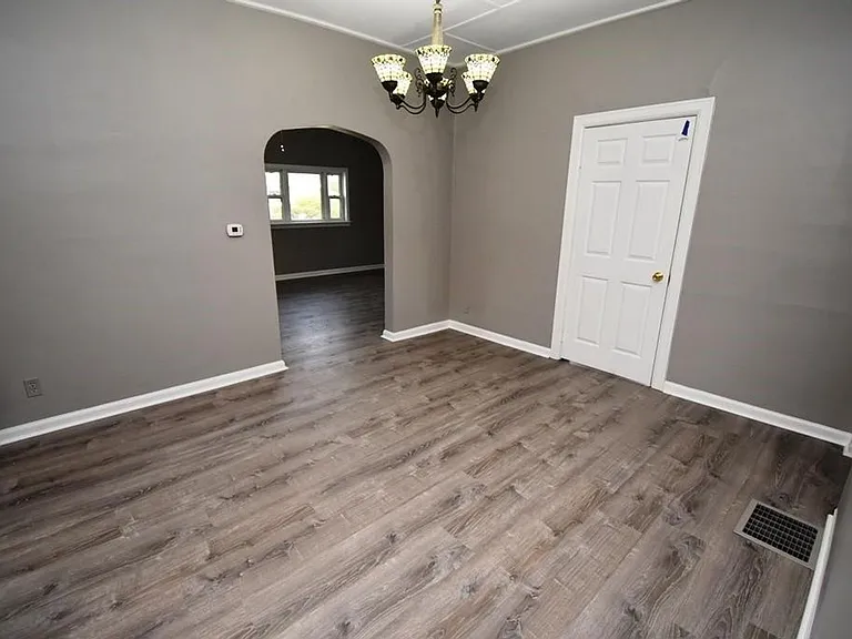 1355 E Walnut St — Photo 5