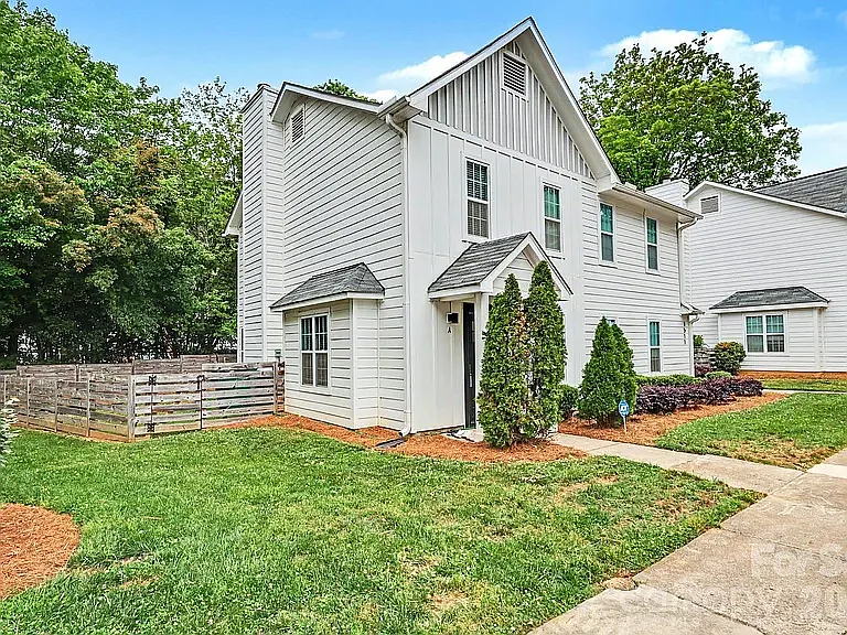 2 bed, 1004 sqft, $1,900 — Photo 3