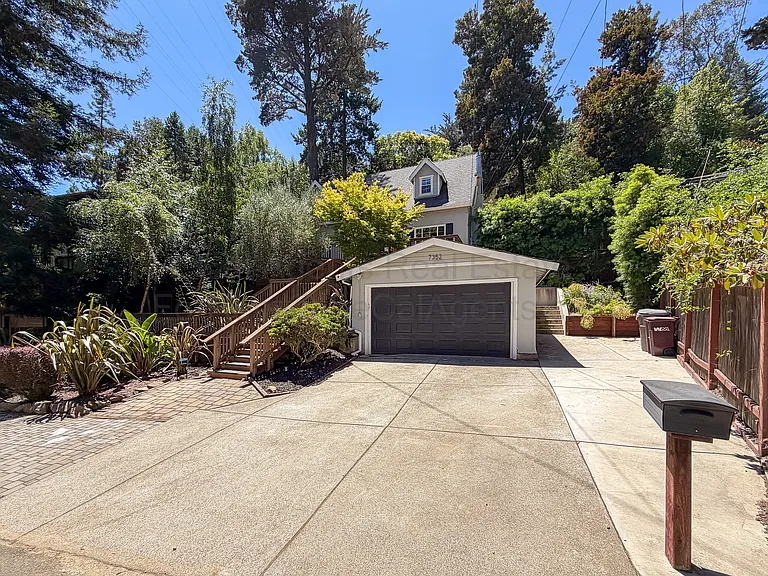 7352 Saroni Dr — Photo 26
