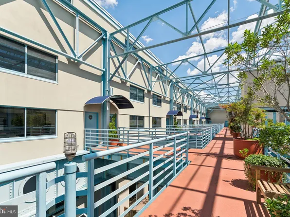 7 N Christopher Columbus Blvd #227, Philadelphia, PA 19106