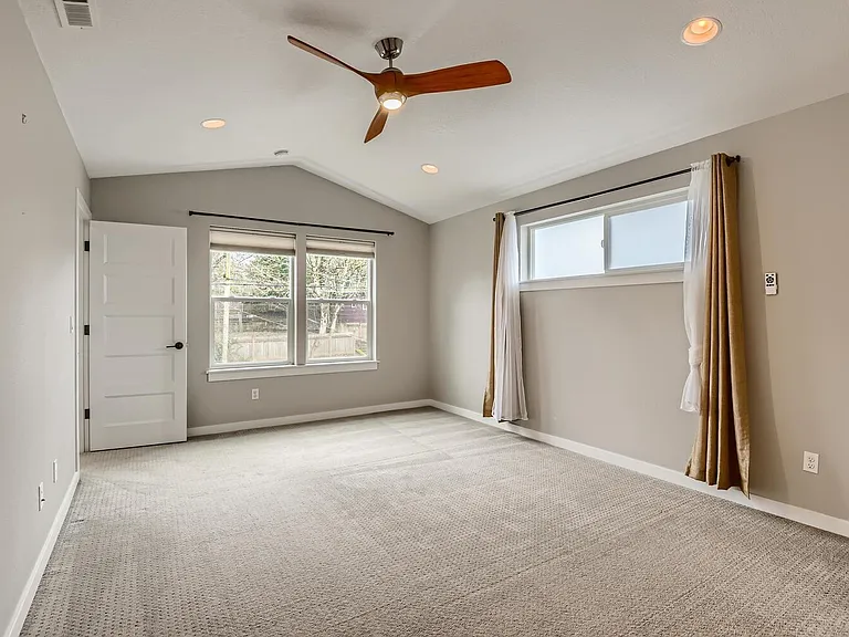 1225 NE Holland St — Photo 20