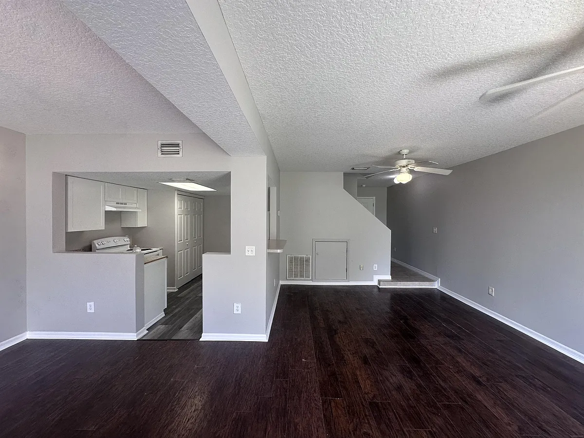 Building Photo - 2929 Fan Palm Dr #1