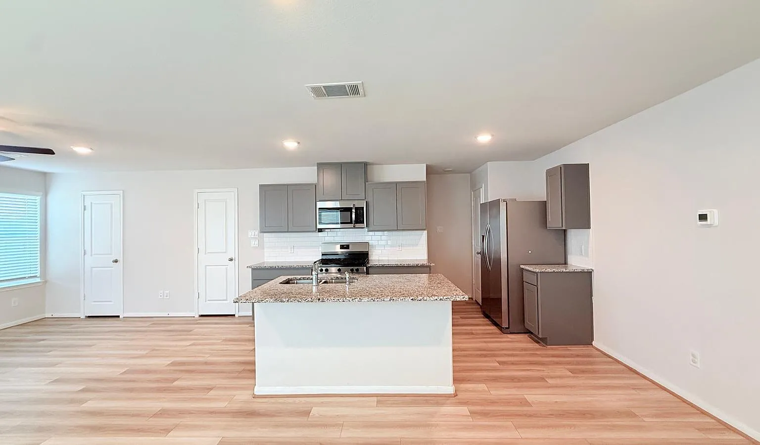 3 bed, 2.5 bath, 1687 sqft, $2,000 — Photo 2