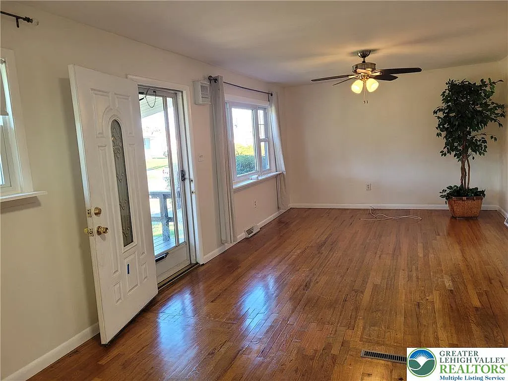 2 bed, 1637 sqft, $2,200 — Photo 4