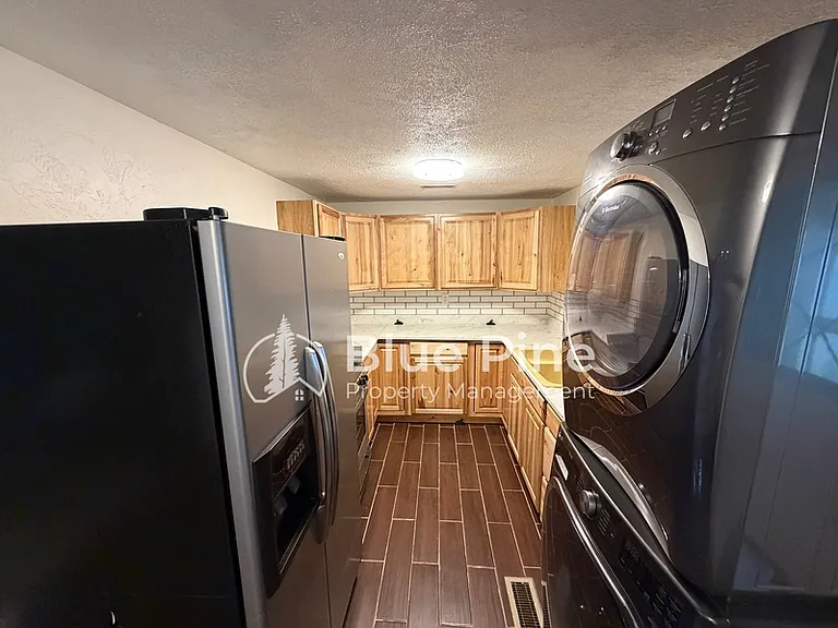 1080 Halsey St — Photo 11