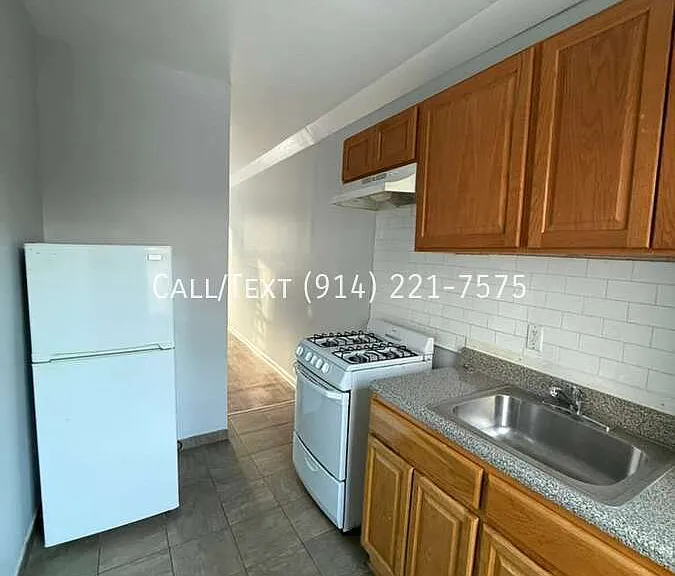 22 Vineyard Ave — Photo 2