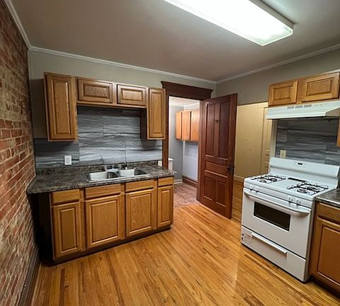 4th image of 121 W Madison St #1