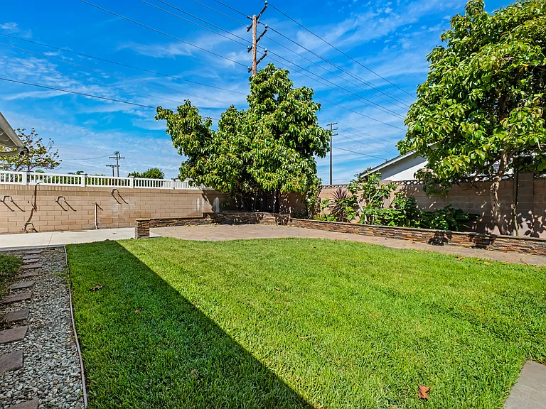 16002 Warren Ln — Photo 48