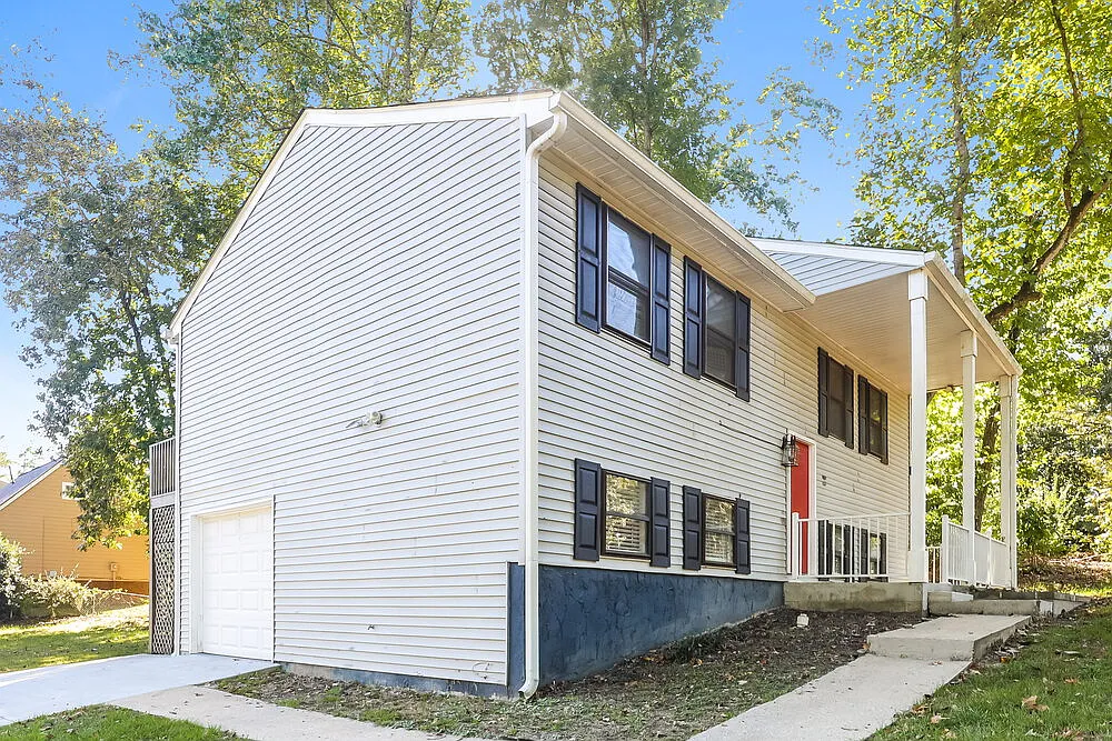 4 bed, 2.0 bath, 2622 sqft, $2,890 — Photo 4