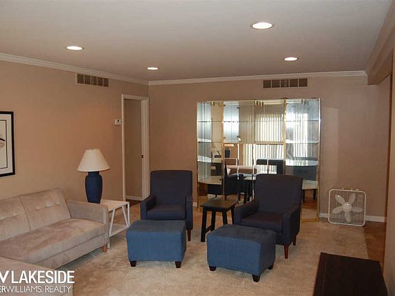 5th image of 405 Country Club Dr