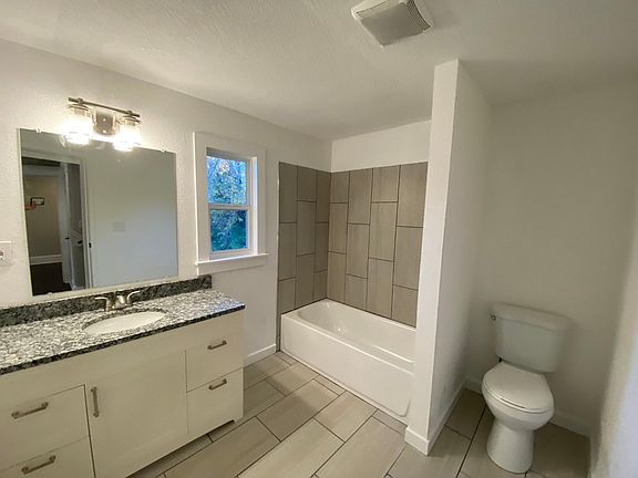 3rd image of 4041 Euclid Ave