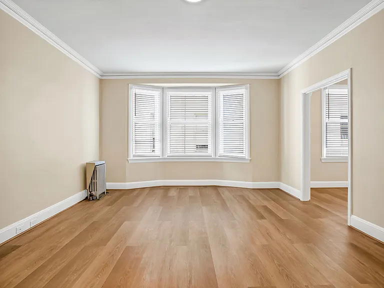 2200 Leavenworth St — Photo 2
