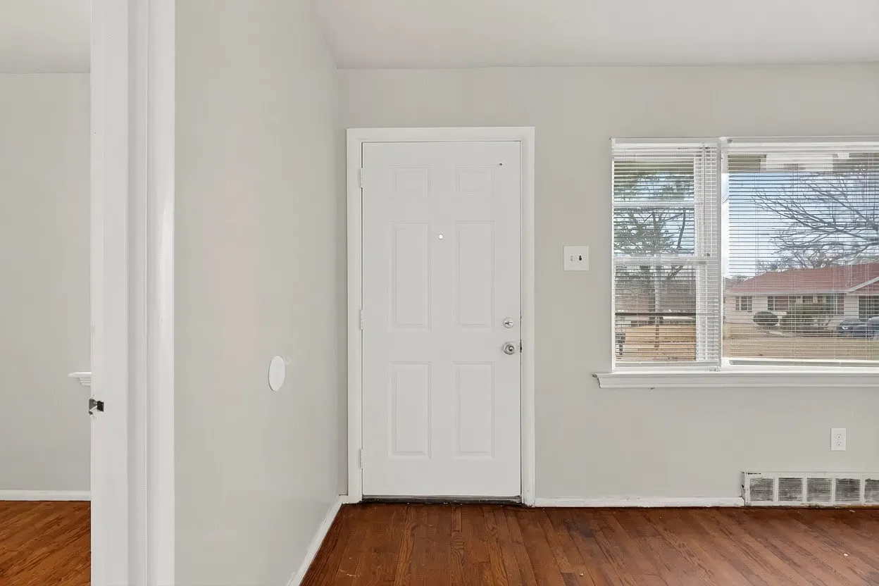 3 bed, 864 sqft, $1,225 — Photo 2