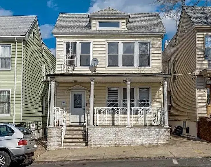 270 Stevens Ave — Photo 1